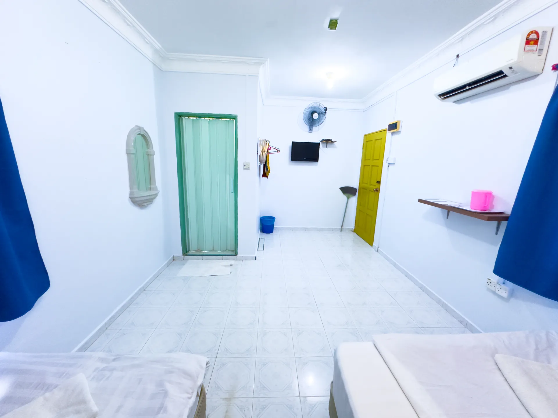 Bilik Deluxe - meja sisi