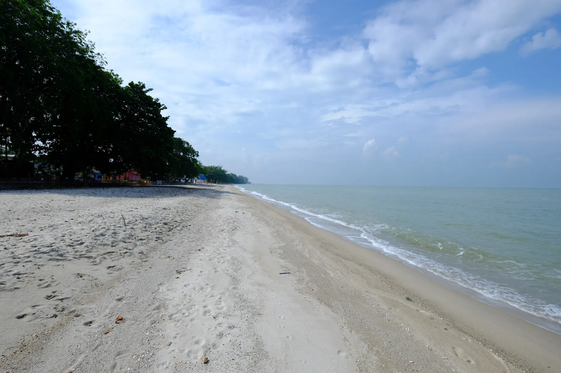Pesisir pantai Pengkalan Balak berhampiran Riang Ria Resort
